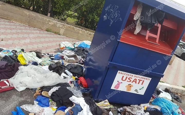 Abiti usati, una maledizione. La coop della raccolta &egrave; fallita